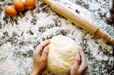Mutfak masasında hamur yoğuran kadın şef. Paskalya pastası hazırlığı. Noel için kurabiyeler. 