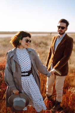 Genç çift bahar boyunca parkta yürür ve sarılırlar. Birlikte eğleniyoruz. Gençlik, aşk ve yaşam tarzı kavramı.