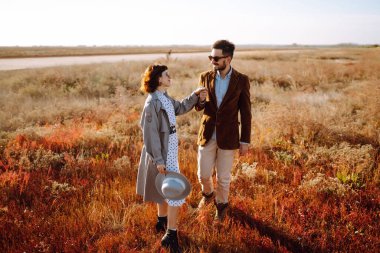 Genç çift bahar boyunca parkta yürür ve sarılırlar. Birlikte eğleniyoruz. Gençlik, aşk ve yaşam tarzı kavramı.