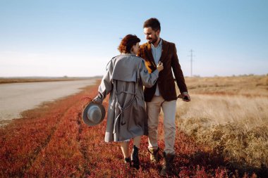 Genç çift bahar boyunca parkta yürür ve sarılırlar. Birlikte eğleniyoruz. Gençlik, aşk ve yaşam tarzı kavramı.