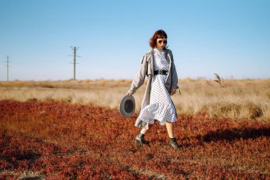 Şık bir kadın doğayı sever. Bahar modası. İnsanlar, özgürlük, yaşam tarzı, seyahat ve tatil kavramı.