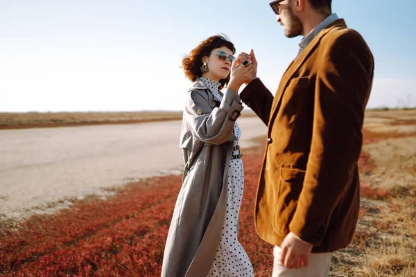 Genç çift bahar boyunca parkta yürür ve sarılırlar. Birlikte eğleniyoruz. Gençlik, aşk ve yaşam tarzı kavramı.