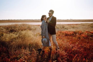 Tarz sahibi ve sevecen bir çift dışarıda eğleniyor. Birlikte eğleniyoruz. Gençlik, aşk ve yaşam tarzı kavramı. İlkbahar.