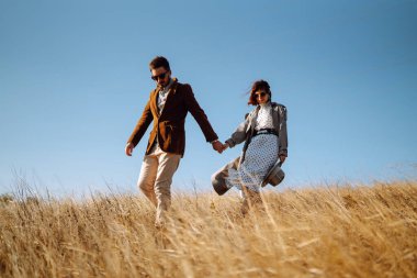 Tarz sahibi ve sevecen bir çift dışarıda eğleniyor. Birlikte eğleniyoruz. Gençlik, aşk ve yaşam tarzı kavramı. İlkbahar.