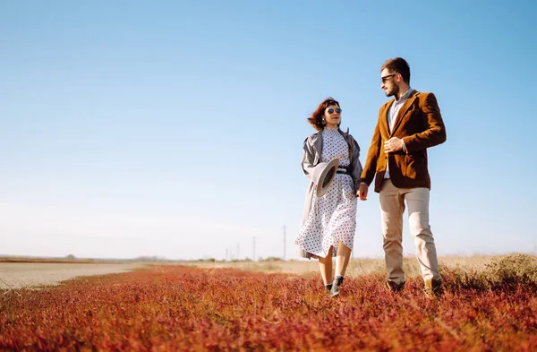 Tarz sahibi ve sevecen bir çift dışarıda eğleniyor. Birlikte eğleniyoruz. Gençlik, aşk ve yaşam tarzı kavramı. İlkbahar.