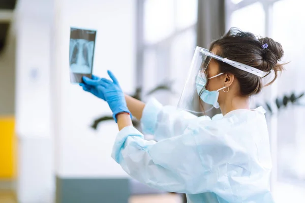 Jonge Verpleegster Vizier Beschermende Handschoenen Onderzoekt Een Röntgenlong Pneumonia Stralen — Stockfoto