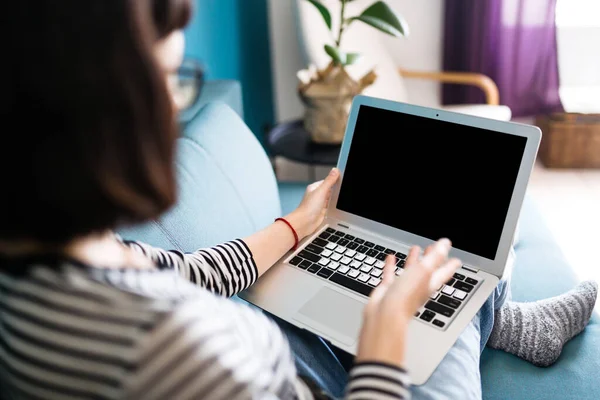 Gyönyörű Aki Otthon Dolgozik Laptopon Fekete Képernyő Laptopon Technológia Szabadúszó — Stock Fotó