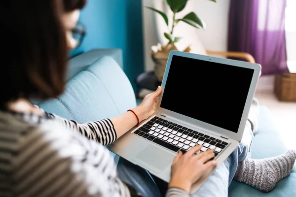 Gyönyörű Aki Otthon Dolgozik Laptopon Fekete Képernyő Laptopon Technológia Szabadúszó — Stock Fotó