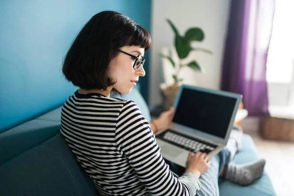 Mooie Vrouw Die Thuis Aan Een Laptop Werkt Zwart Scherm — Stockfoto