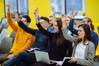 Bir grup insan not alıyor, konferansta bir konuşmacı ya da konuşmacı dinliyor. İş gurubu toplantısı seminer eğitim konsepti. Takım çalışmasında planlama, analiz, işbirliği.