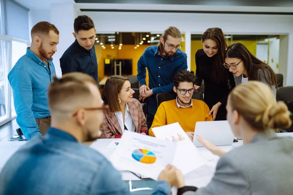 Groupe Jeunes Gens Modernes Qui Travaillent Ensemble Sur Projet Des — Photo