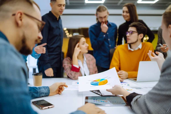 Groupe Jeunes Gens Modernes Qui Travaillent Ensemble Sur Projet Des — Photo