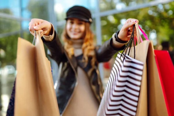 女性の手にショッピングバッグ 通りを歩いて買い物袋を持つファッション女性 春の買い物 黒の金曜日 販売の概念 — ストック写真