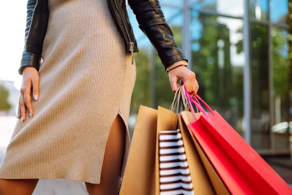 Las Bolsas Compra Las Manos Mujer Mujer Moda Con Bolsas —  Fotos de Stock