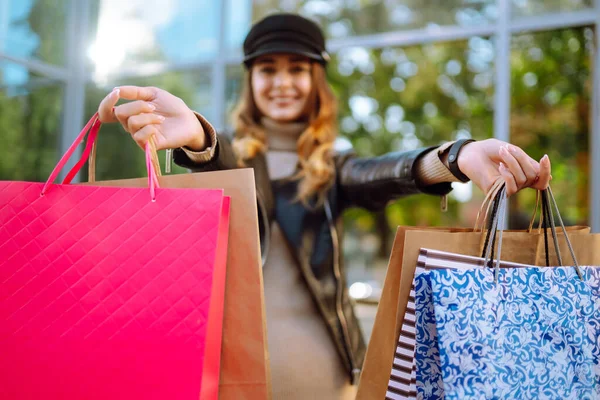 女性の手にショッピングバッグ 通りを歩いて買い物袋を持つファッション女性 春の買い物 黒の金曜日 販売の概念 — ストック写真