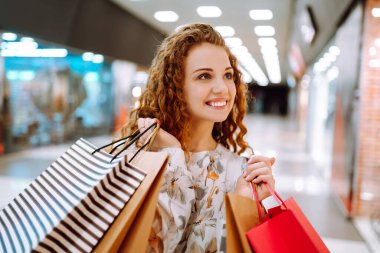 Alışveriş merkezindeki alışveriş torbalı modacı kadın. Satın alma, satış, yaşam tarzı konsepti. Bahar alışverişi.