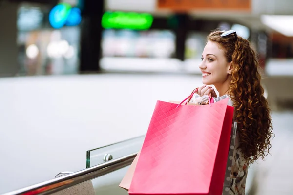 Donna Moda Con Borse Della Spesa Nel Centro Commerciale Acquisti — Foto Stock