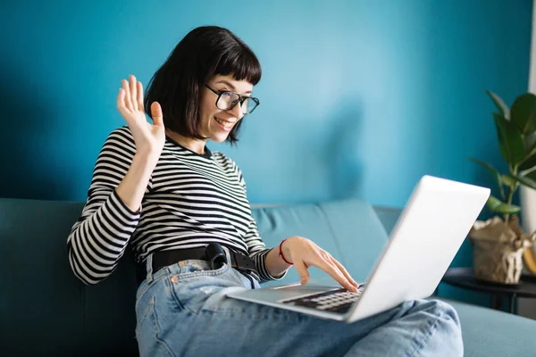 Aantrekkelijke Vrouw Die Laptop Gebruikt Voor Communicatie Video Chatten Quarantaine — Stockfoto