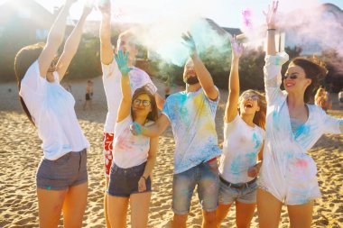 Holi renk festivalinde bir grup insan eğleniyor. Renkli toz içinde gülümseyen yüzler. Geleneksel Hint bahar tatilini kutluyoruz. Parti, tatil konsepti. Arkadaşlık ve kutlama konsepti.
