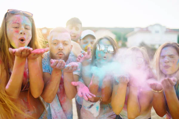 Grupo Personas Divierten Festival Holi Colores Rostros Sonrientes Polvo Colorido — Foto de Stock