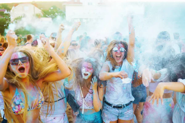 Groep Mensen Hebben Plezier Holi Festival Van Kleuren Glimlachende Gezichten — Stockfoto