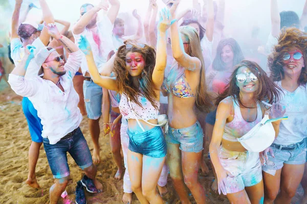 Groep Mensen Hebben Plezier Holi Festival Van Kleuren Glimlachende Gezichten — Stockfoto
