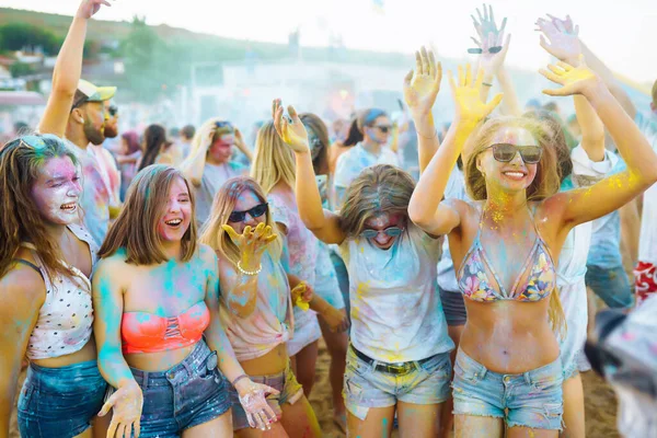 Groep Mensen Hebben Plezier Holi Festival Van Kleuren Glimlachende Gezichten — Stockfoto
