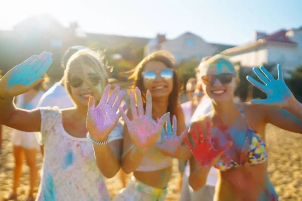 Groep Mensen Hebben Plezier Holi Festival Van Kleuren Glimlachende Gezichten — Stockfoto