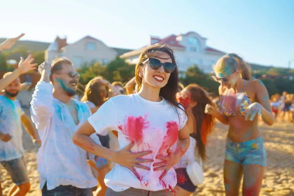 Groep Mensen Hebben Plezier Holi Festival Van Kleuren Glimlachende Gezichten — Stockfoto