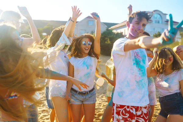 Grupo Personas Divierten Festival Holi Colores Rostros Sonrientes Polvo Colorido — Foto de Stock