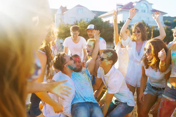 Groep Mensen Hebben Plezier Holi Festival Van Kleuren Glimlachende Gezichten — Stockfoto