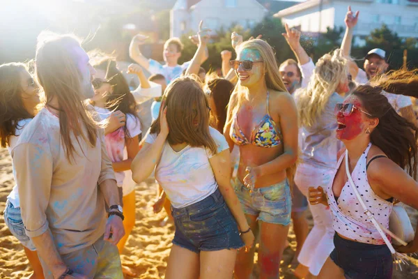 Groep Mensen Hebben Plezier Holi Festival Van Kleuren Glimlachende Gezichten — Stockfoto