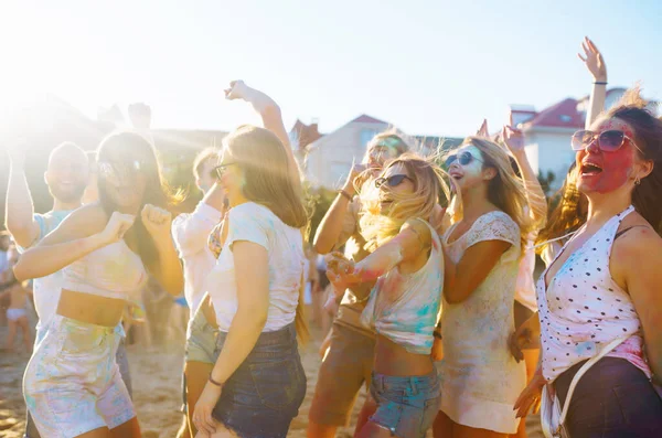 Kelompok Orang Bersenang Senang Festival Holi Warna Wajah Tersenyum Dengan — Stok Foto