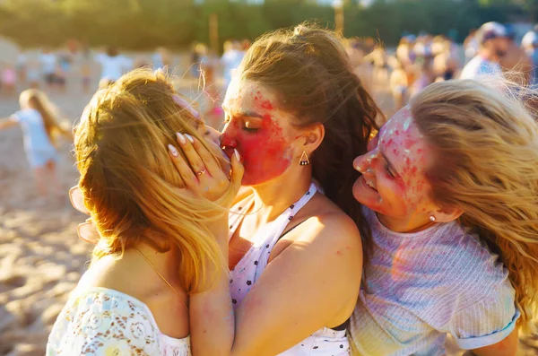 Grupo Personas Divierten Festival Holi Colores Rostros Sonrientes Polvo Colorido — Foto de Stock