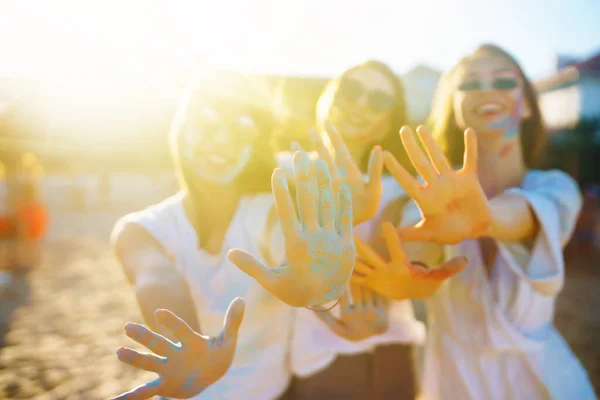 Groep Mensen Hebben Plezier Holi Festival Van Kleuren Glimlachende Gezichten — Stockfoto