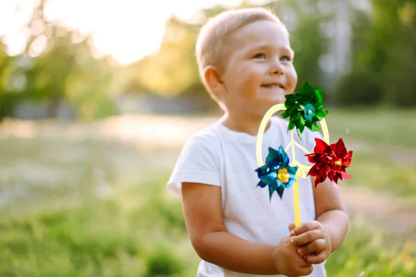 Усміхнена Дитина Іграшкою Літньому Парку Сонячний День Милий Маленький Хлопчик — стокове фото