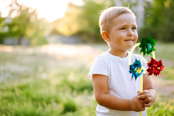 Anak Tersenyum Dengan Mainan Taman Musim Panas Pada Hari Yang — Stok Foto