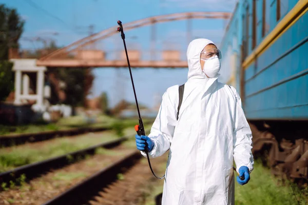 Uomo Tuta Protettiva Che Disinfetta Pubblico Treno Con Sostanze Chimiche — Foto Stock