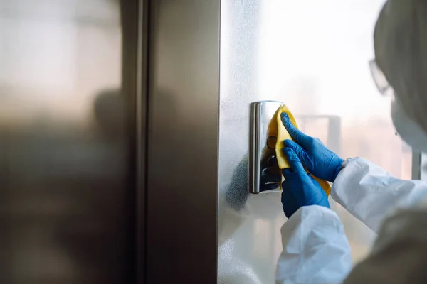 Nettoyage Désinfection Ascenseur Pour Prévenir Covid Travailleur Portant Une Combinaison — Photo