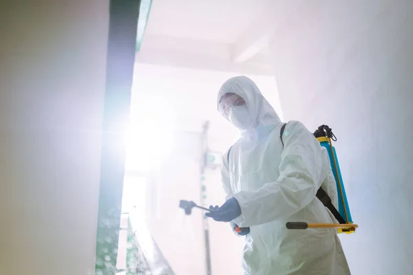 Hombre Con Traje Protector Desinfectando Entrada Edificio Residencial Con Aerosoles — Foto de Stock