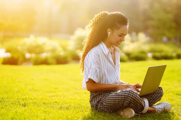 Young Woman Freelancer Sitting Green Grass Laptop Education Online Happy — Stock Photo, Image