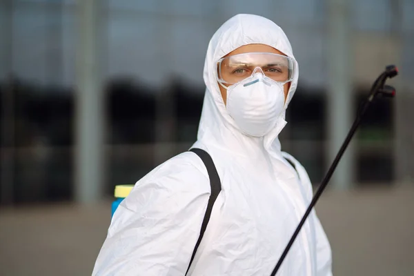 Desinfectante Para Prevenir Covid Hombre Traje Protector Con Sustancias Químicas — Foto de Stock