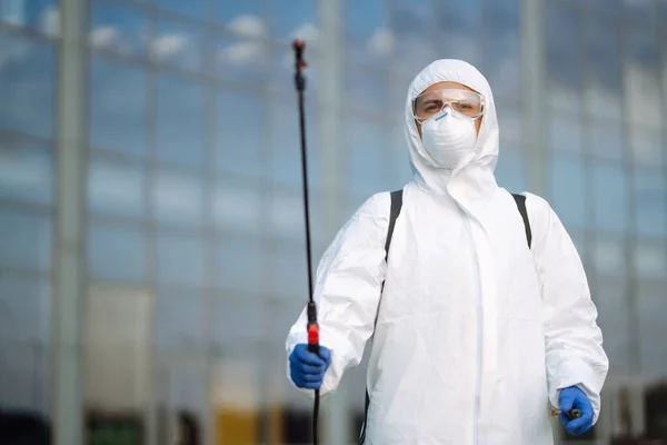 Disinfeksi Untuk Mencegah Covid Man Protective Hazmat Suit Dengan Bahan — Stok Foto