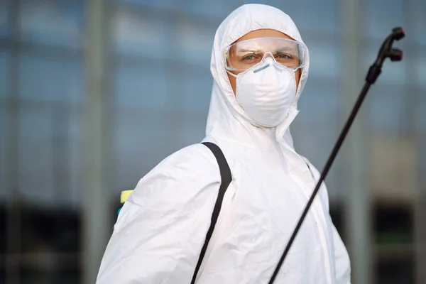 Desinfectante Para Prevenir Covid Hombre Traje Protector Con Sustancias Químicas — Foto de Stock