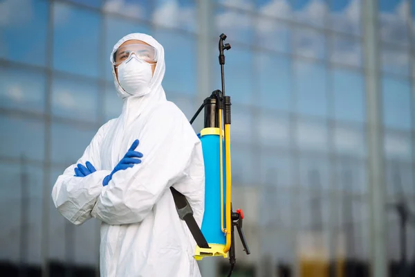 Desinfectante Para Prevenir Covid Hombre Traje Protector Con Sustancias Químicas — Foto de Stock