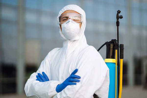 Desinfectante Para Prevenir Covid Hombre Traje Protector Con Sustancias Químicas — Foto de Stock