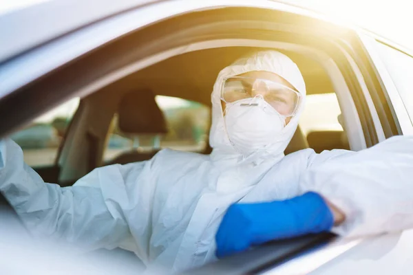 Hombre Traje Hazmat Guantes Protectores Gafas Conducir Coche Durante Una — Foto de Stock