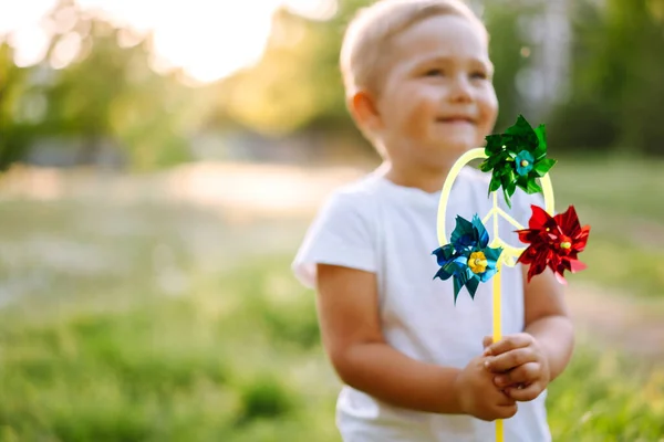 Молодий Хлопчик Грає Літньому Парку Мила Дитина Насолоджується Свіжою Весняною — стокове фото