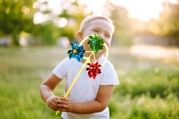 Молодий Хлопчик Грає Літньому Парку Мила Дитина Насолоджується Свіжою Весняною — стокове фото