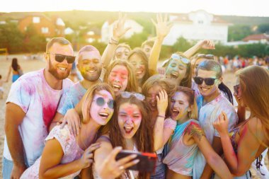 Genç Arkadaşlar Holi Festivali 'nde iyi eğlenceler. Plaj partisi. Geleneksel Hint bahar tatilini kutluyoruz. Arkadaşlık, Boş zaman, Tatil, Beraberlik.